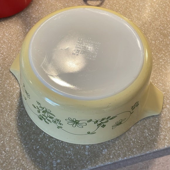Vintage pyrex yellow daisy 2.5L,  1-1/2qt olive casserole dish. Great condition. - Picture 2 of 12
